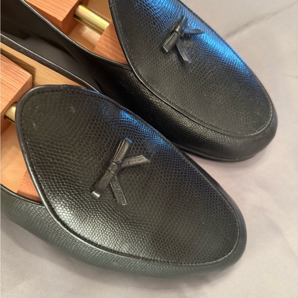 . Some scratches on one side.Shoe trees not included. Tassel detail